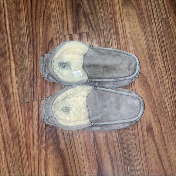 Men’s Sz. 9 UGG Ascot Slippers in good/fair condition - Picture 6 of 8